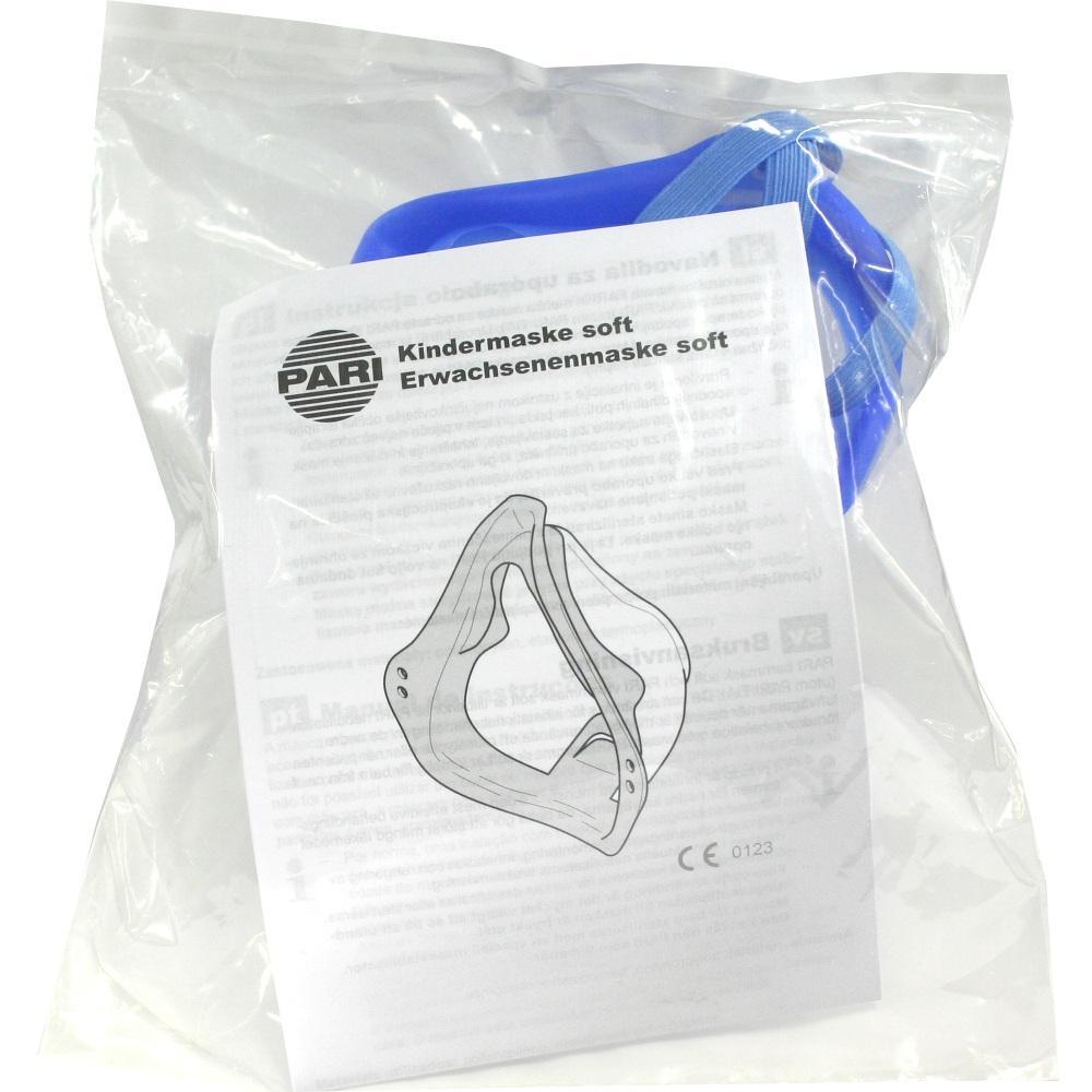 Eine blaue Kindermaske und Erwachsenenmaske in einer transparenten Plastiktüte.